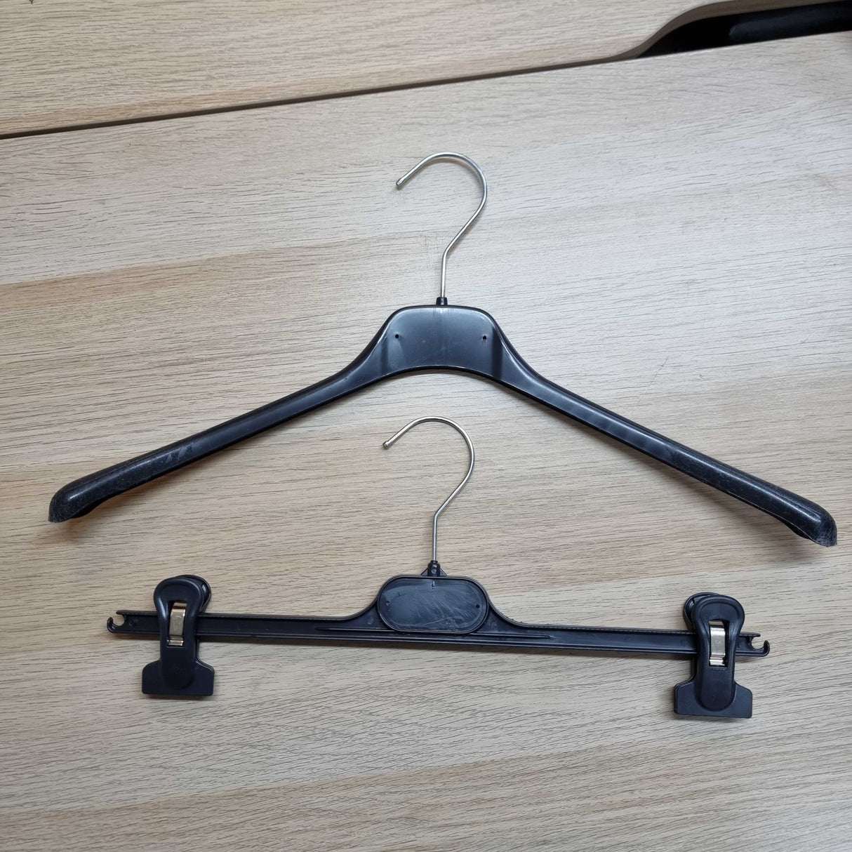 Pound A Metre Pack of 20 20 Piece Strong Plastic Display Hangers Standard & Adjustable Clips (Seconds)