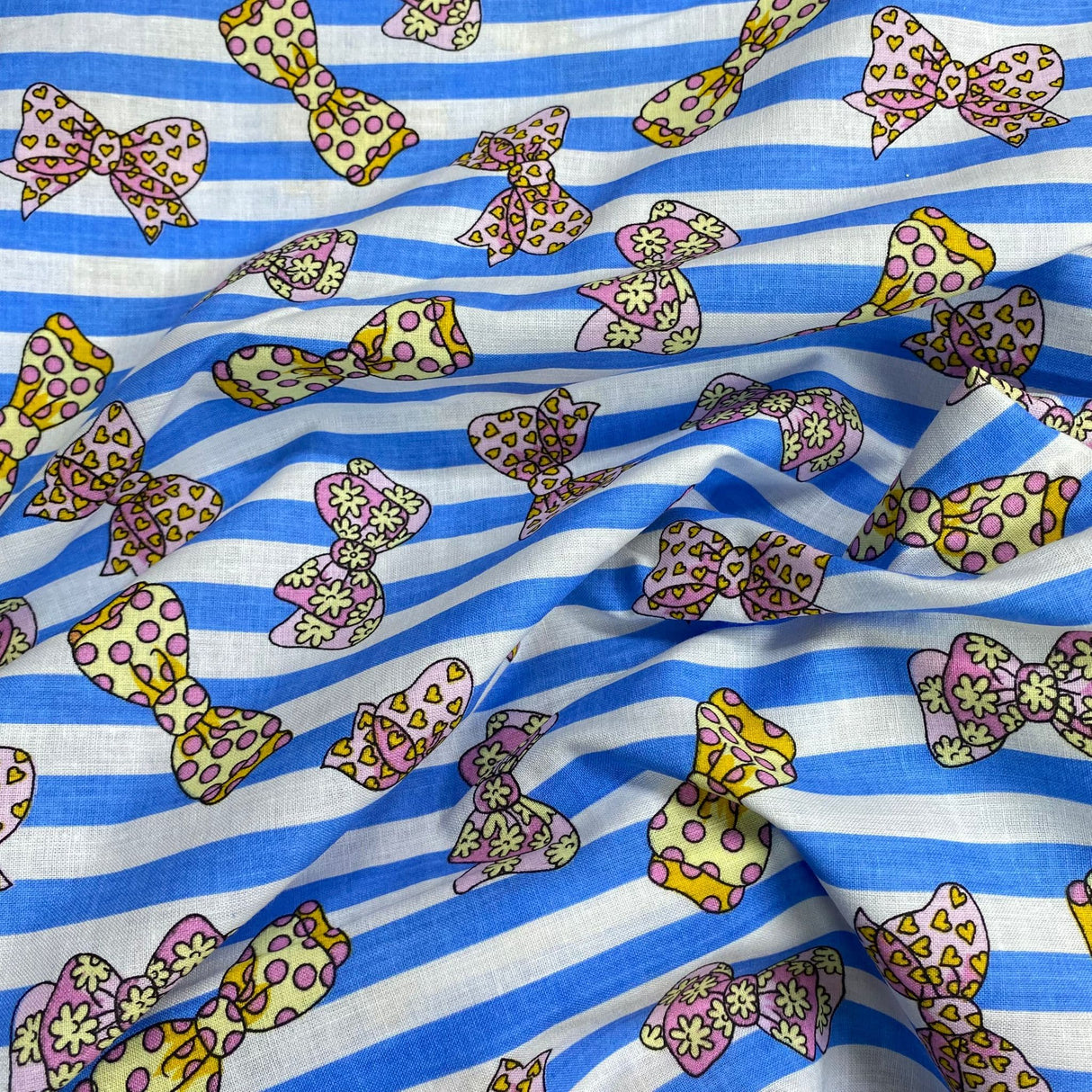 Pound A Metre 3 Metres 3 Metres Beautiful Digitally Printed 100% Cotton- 45" Wide (Bows)