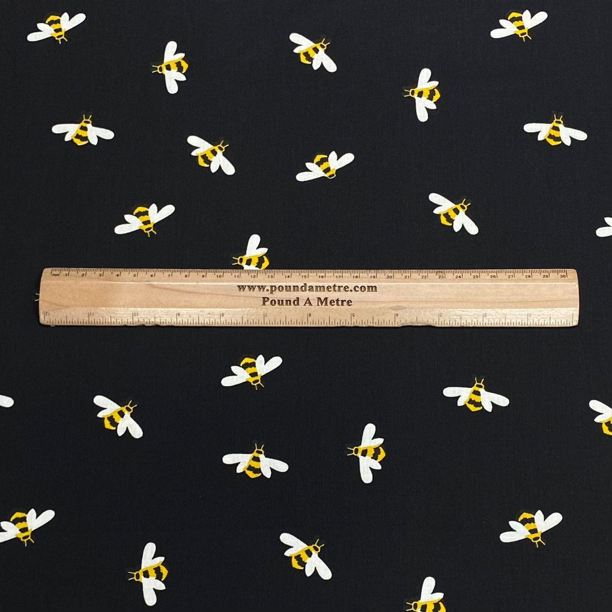 Pound A Metre Per Metre Per Metre Beautiful Digitally Printed 100% Cotton- 45" Wide (Bee Hive)