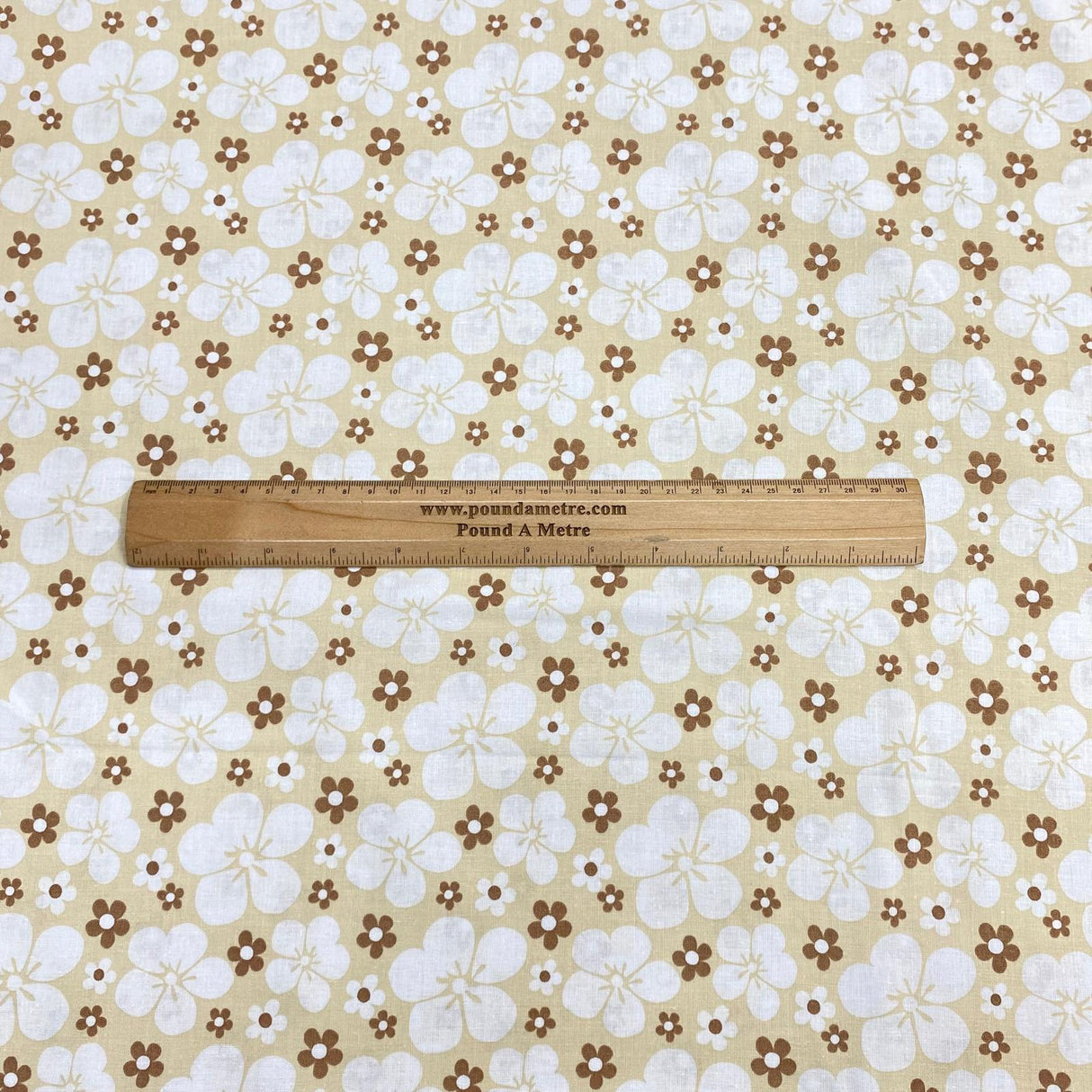 Pound A Metre Per Metre Per Metre Beautiful Digitally Printed 100% Cotton- 45" Wide (Beige Big Flower)