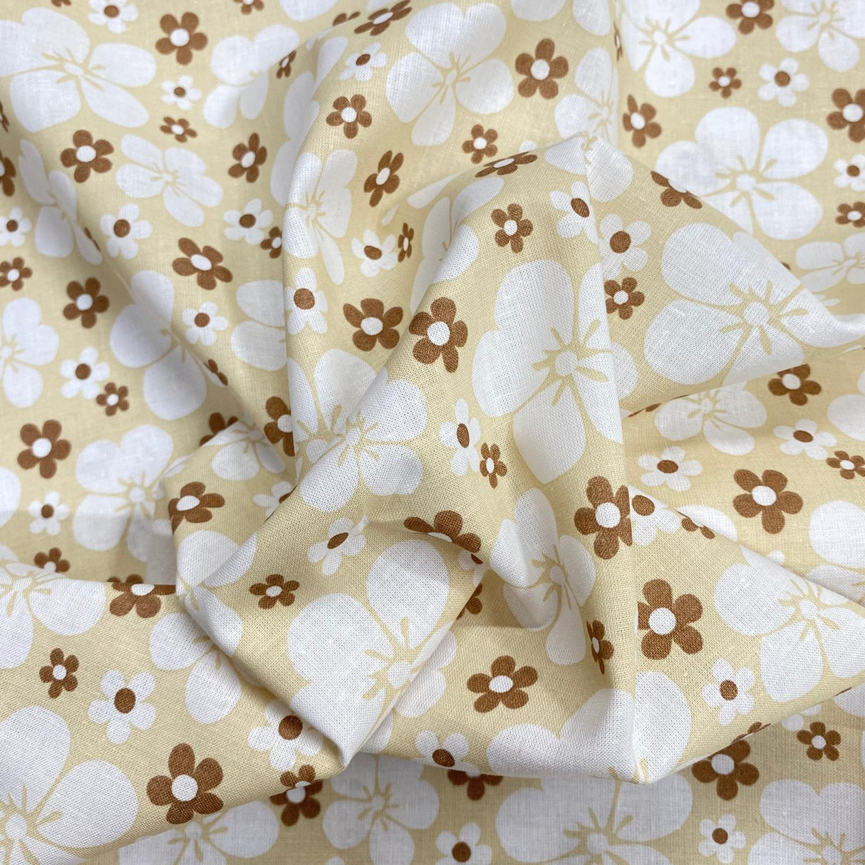 Pound A Metre Per Metre Per Metre Beautiful Digitally Printed 100% Cotton- 45" Wide (Beige Big Flower)