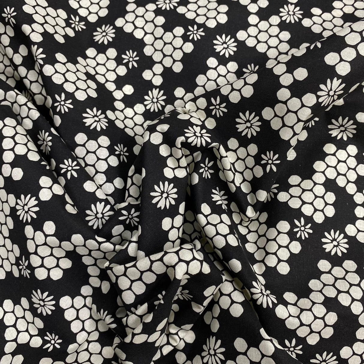 Pound A Metre Per Metre Per Metre Beautiful Digitally Printed 100% Cotton- 45" Wide (Black & White)