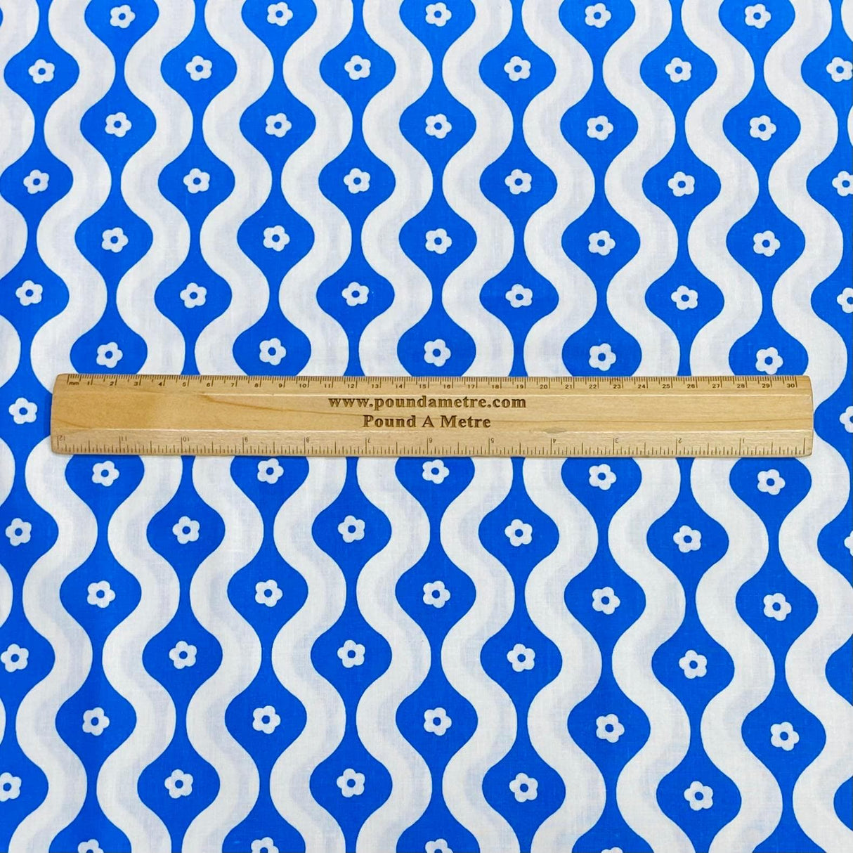 Pound A Metre Per Metre Per Metre Beautiful Digitally Printed 100% Cotton- 45" Wide (Blue & White Flower)