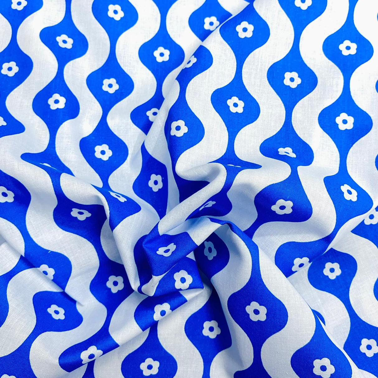 Pound A Metre Per Metre Per Metre Beautiful Digitally Printed 100% Cotton- 45" Wide (Blue & White Flower)