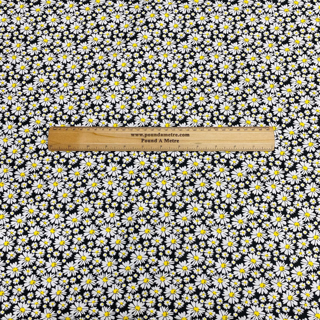 Pound A Metre Per Metre Per Metre Beautiful Digitally Printed 100% Cotton- 45" Wide (Daisy)