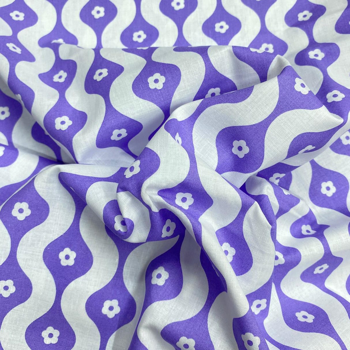 Pound A Metre Per Metre Per Metre Beautiful Digitally Printed 100% Cotton- 45" Wide (Purple & White Flower)
