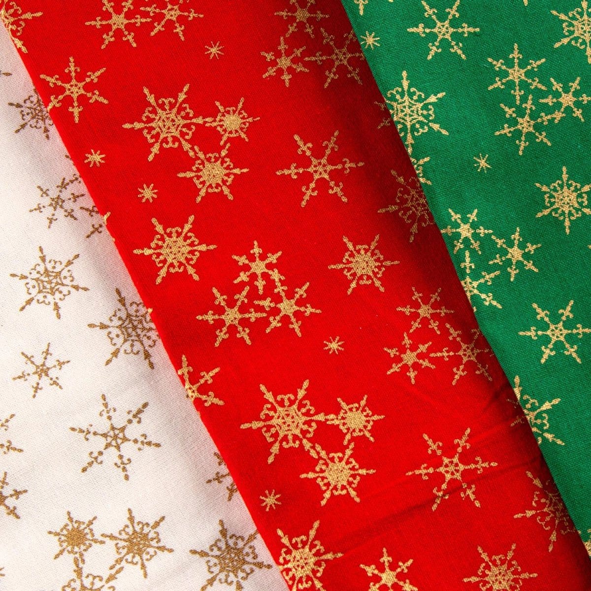 Pound A Metre 18 Fat Quarters 18 Piece Super Christmas Fat Quarter Bundle- 100% Cotton With Gold Foil (Designs Will Vary)