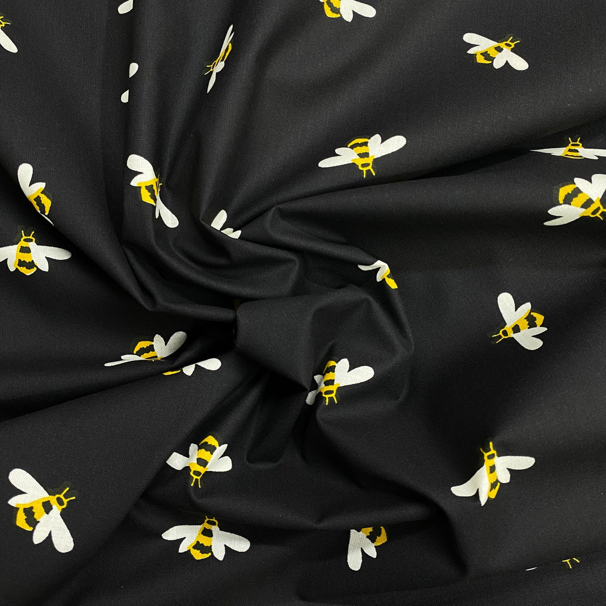Pound A Metre Per Metre Per Metre Beautiful Digitally Printed 100% Cotton- 45" Wide (Bee Hive)