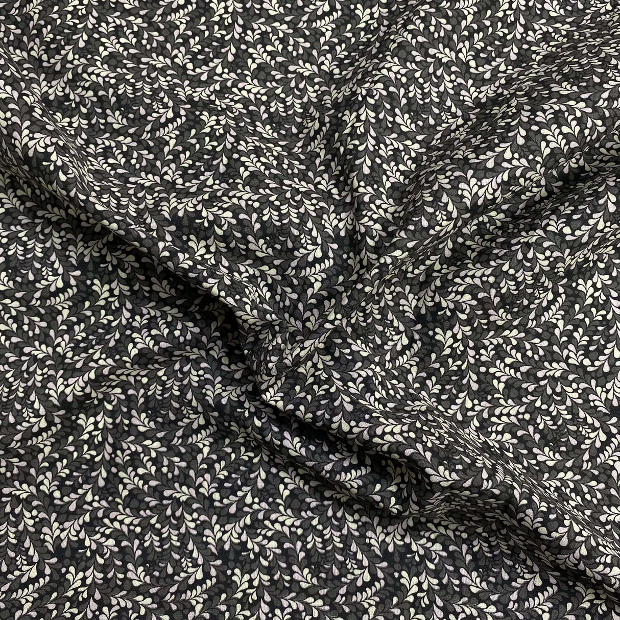 Pound A Metre Per Metre Per Metre Beautiful Digitally Printed 100% Cotton- 45" Wide (Floral)